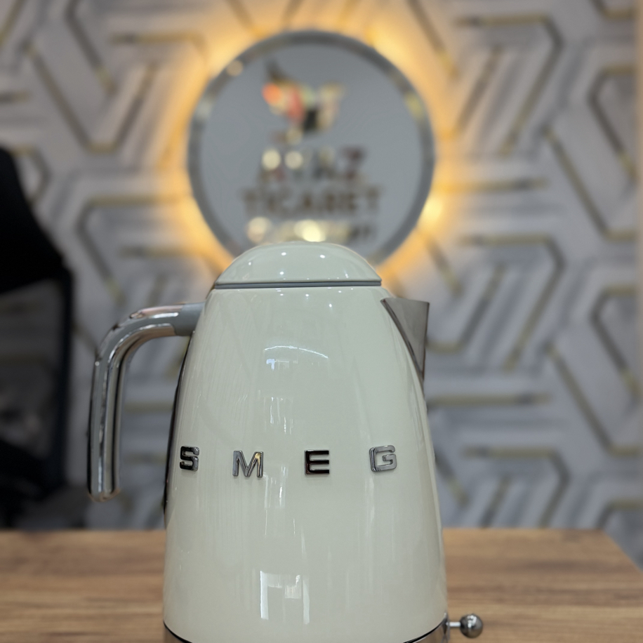 Smeg ısı ayarlı kettle (Krem)