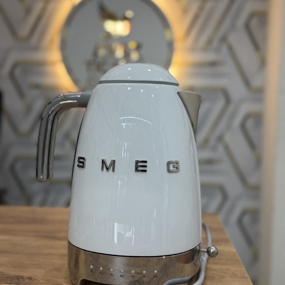 Smeg ısı ayarlı kettle (Beyaz)